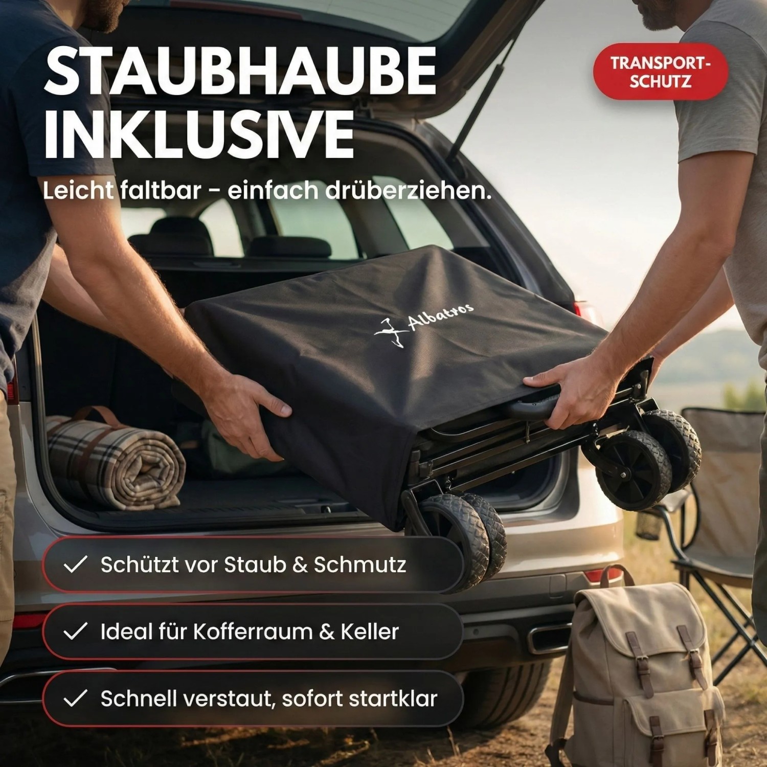 Zusammengeklappter Albatros Bollerwagen 120L mit Schutzhülle wird in Kofferraum gehoben.