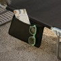 Detailaufnahme: Schwarze SoBuy Gartenliege mit Tasche für Zeitung und Sonnenbrille.