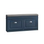 Schmale blaue Schuhbank mit 2 Klappen, grauem Sitzkissen und silbernen Griffen. Perfekt für Flur & Garderobe.