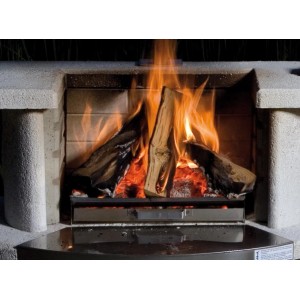 Buschbeck Feuerrost mit Aschepfanne im Einsatz mit brennendem Holz im Grillkamin.