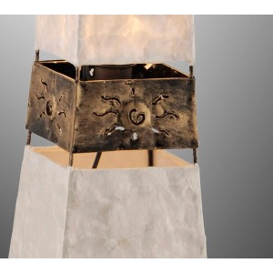 Detailansicht der Paul Neuhaus Stehleuchte Abuja mit Perlmutt und verziertem Metallelement.