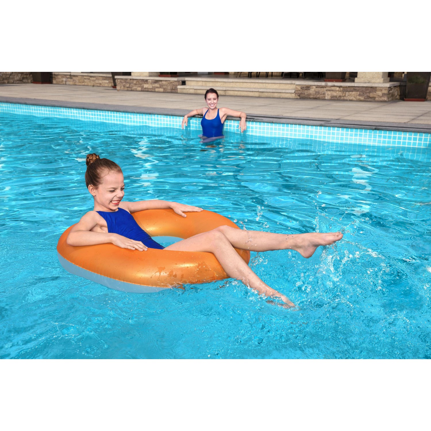 Kind mit orangefarbenem Bestway Schwimmring (Ø 91 cm) im Pool.