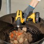 Wagner Furno 550 Heißluftpistole beim Anzünden von Grillkohle im Kugelgrill.