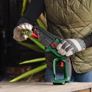 Bosch EasyChain 18 V-15-7: Sägekette wird geölt. Zubehör für Kettensägen.