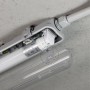 Graue LED-Feuchtraumleuchte (17,5 W) mit Rohr, montiert an einer Decke.