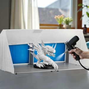 Wiltec Airbrush Lackierkabine mit blauen Filtern, besprüht Drachenfigur. Effiziente Farbnebel-Absaugung.