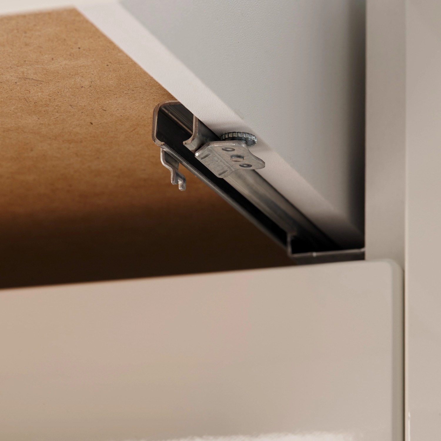 Detailaufnahme: Soft-Close-Auszug einer grauen Respekta Inselküche Gabriel.