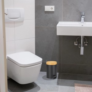 Relaxdays Mülleimer Stahl Bambus Schwarz mit Trittpedal Absenkautomatik 24,5 cm x 17 cm x 23 cm 650 g