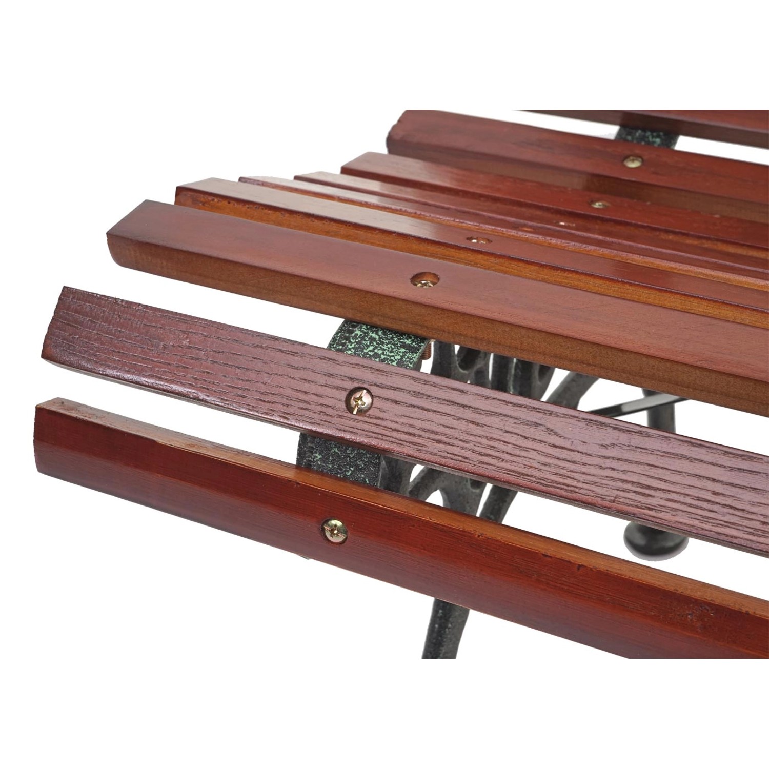 Detailansicht der braunen MCW Gartenbank F97, 2-Sitzer, mit Holzlatten und Gusseisengestell.