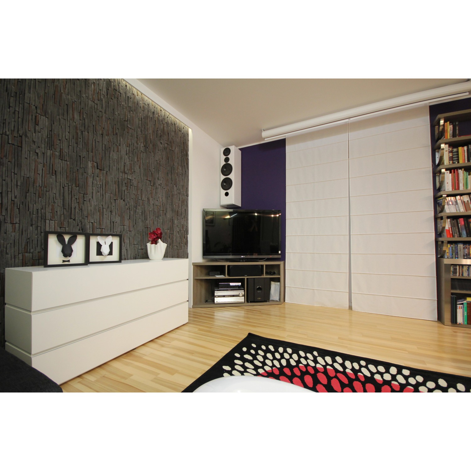 Wohnraum mit Stegu Verblender Venezia Anthrazit an der Wand.