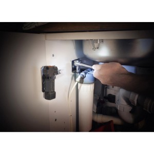 Energizer Arbeitslampe MultiUse im Einsatz unter Spüle, befestigt mit Magnet, Handwerker mit Schraubenschlüssel.