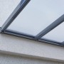 Gutta Terrassenüberdachung Bausatz in Anthrazit, Detailansicht der Wandmontage.