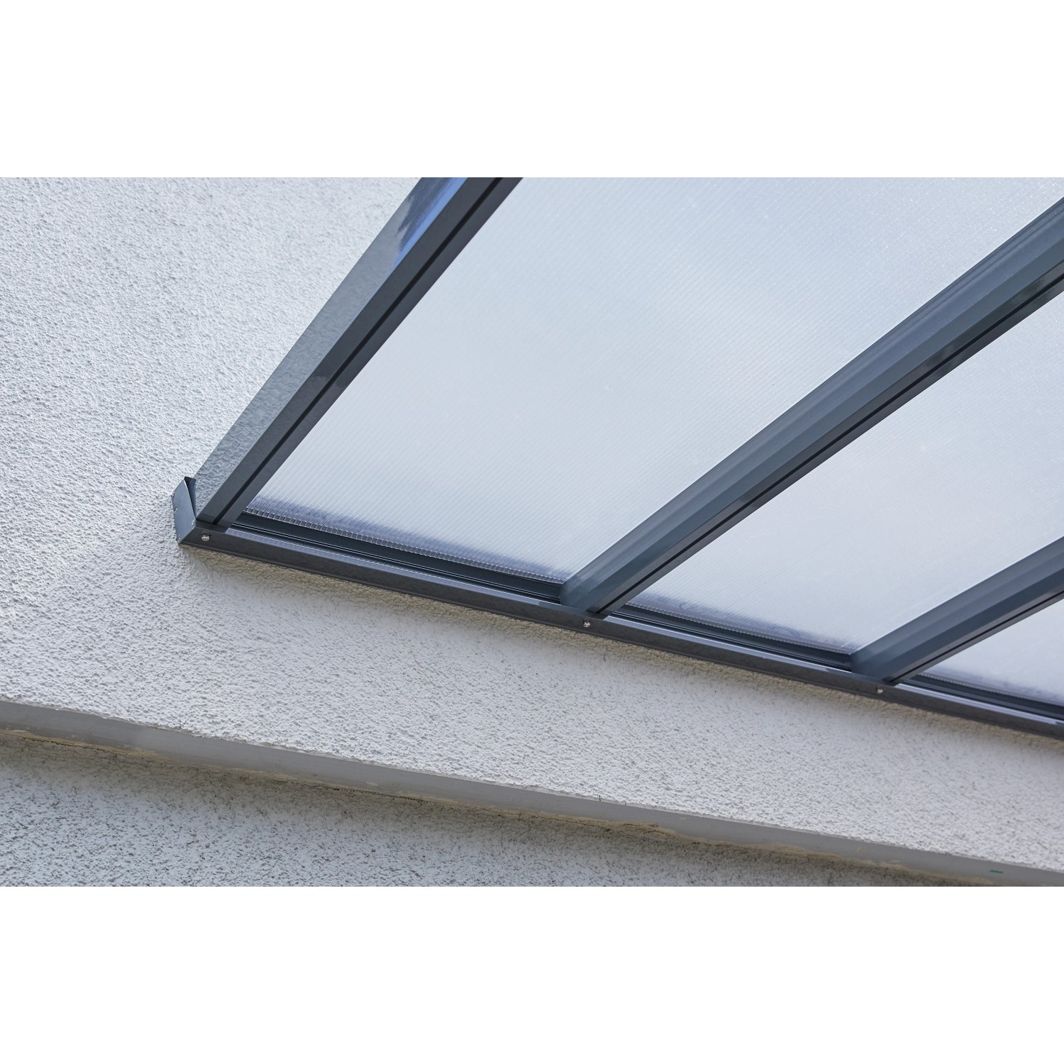 Gutta Terrassenüberdachung Bausatz in Anthrazit, Detailansicht der Wandmontage.