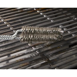 Weber Grillbürste Schmal auf Grillrost, ideal zur Reinigung von Zwischenräumen.
