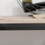 Detailansicht der Bartischplatte: helle Holzoptik (MDF) auf schwarzem Metallrahmen. HOMCOM Bartisch-Set.