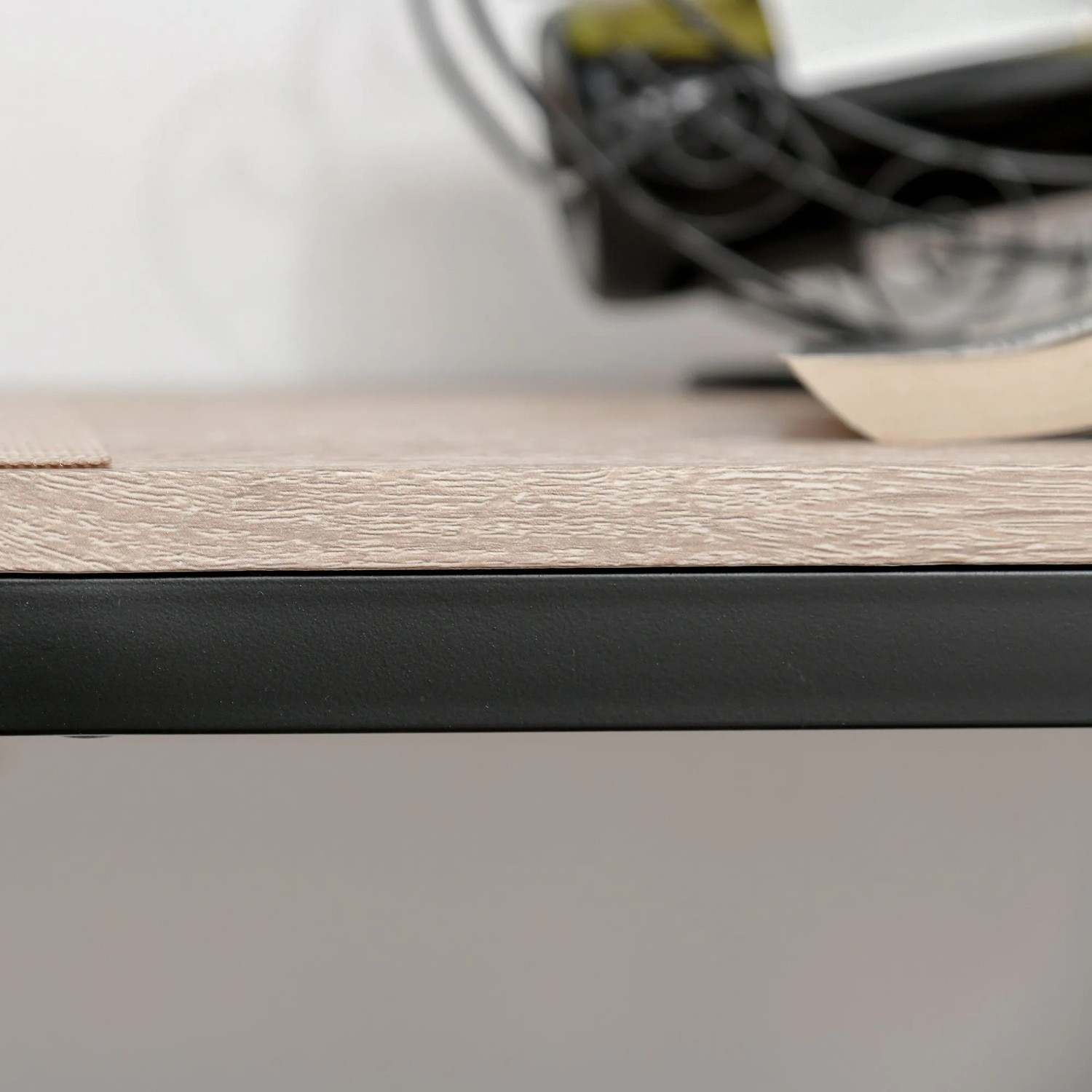 Detailansicht der Bartischplatte: helle Holzoptik (MDF) auf schwarzem Metallrahmen. HOMCOM Bartisch-Set.
