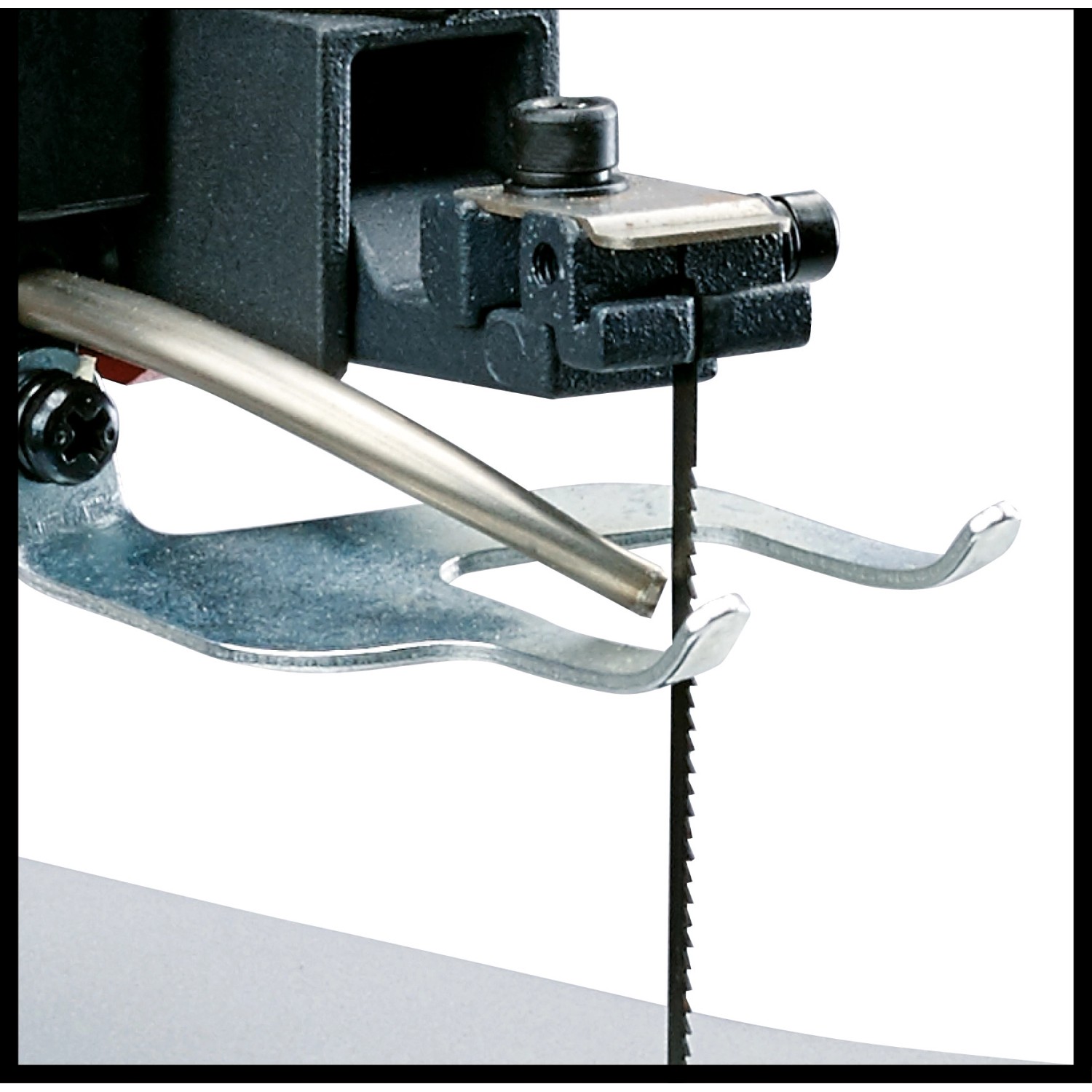 Detailaufnahme der Einhell TC-SS 405 E Dekupiersäge mit Sägeblatt und Werkstückniederhalter.