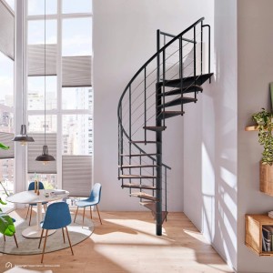 Intercon Select Wendeltreppe, 140 cm, mit Lava-Anthrazit Metall und dunklen Buche Holzstufen in modernem Innenraum.