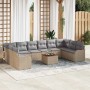 Beige-hellgraues 11-teiliges Garten-Sofa-Set aus Rattan mit Tisch und grauen Polstern.
