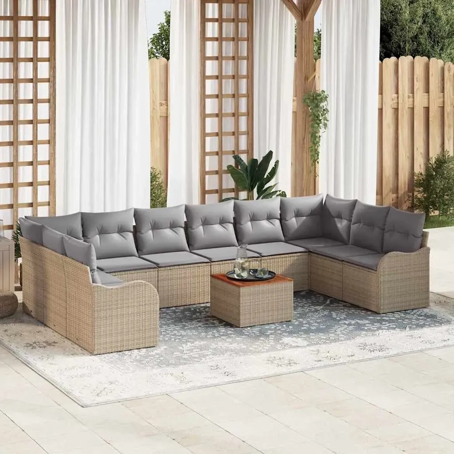 Beige-hellgraues 11-teiliges Garten-Sofa-Set aus Rattan mit Tisch und grauen Polstern.