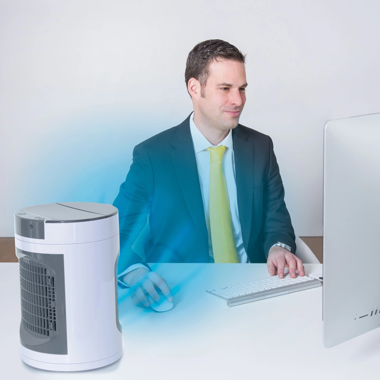 Livington SmartChill Klimagerät im Einsatz am Schreibtisch mit Mann im Anzug.