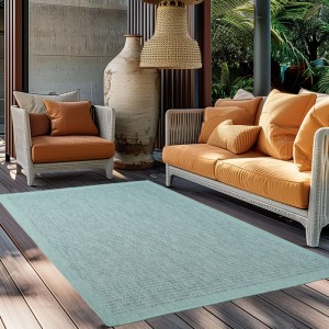 Blauer Ayyildiz Outdoor-Teppich Giza (240x340 cm) in Sisal-Optik auf einer Terrasse.