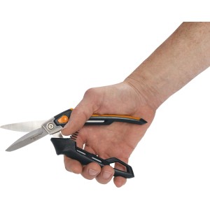 Fiskars Hochleistungs-Universalschneider mit PowerArc™ Klingen in Hand gehalten.