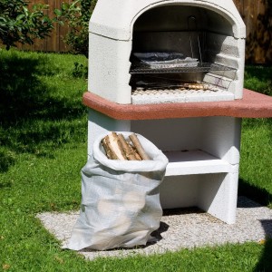 Windhager Gewebesack (3 Stk.) mit Holz vor Grill. Schwerlast-Sack für Garten & Transport.