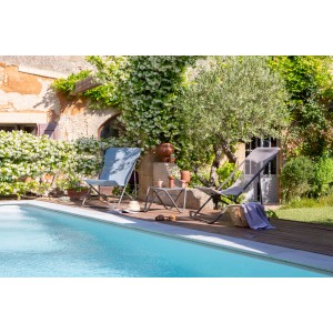 Lafuma Maxi Transat Liegestühle in Blau und Grau am Pool. Gartenmöbel für entspannte Stunden.