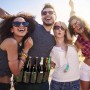 Mann trägt Relaxdays Biergürtel in Tarnfarben mit 6 Flaschen auf Festival. Praktisches Camping Zubehör.