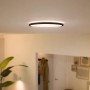 Schwarze WiZ LED Deckenleuchte SuperSlim, dimmbar, Ø 29,2 cm, an der Decke montiert.