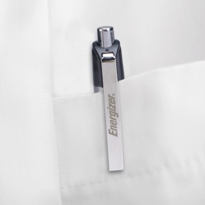 Energizer Metal Penlight Taschenlampe mit Clip in Hemdtasche.