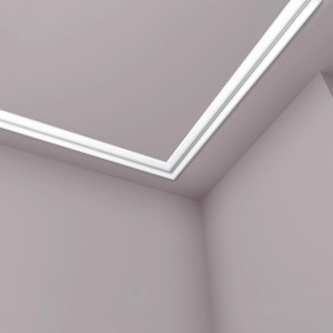 Weiße NOEL & MARQUET Eckleiste NOMASTYL (2 m) an der Decke eines Raumes.