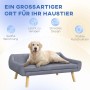 Graues PawHut Hundesofa mit Holzbeinen und Kissen, darauf ein liegender Hund.