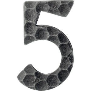 AnsaPro Hausnummer 5, schwarz verzinkt, aus Schmiedeeisen für die Wandmontage.