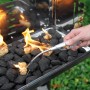Anzünden von Grillkohle mit Flash Anzündwolle im Grill.