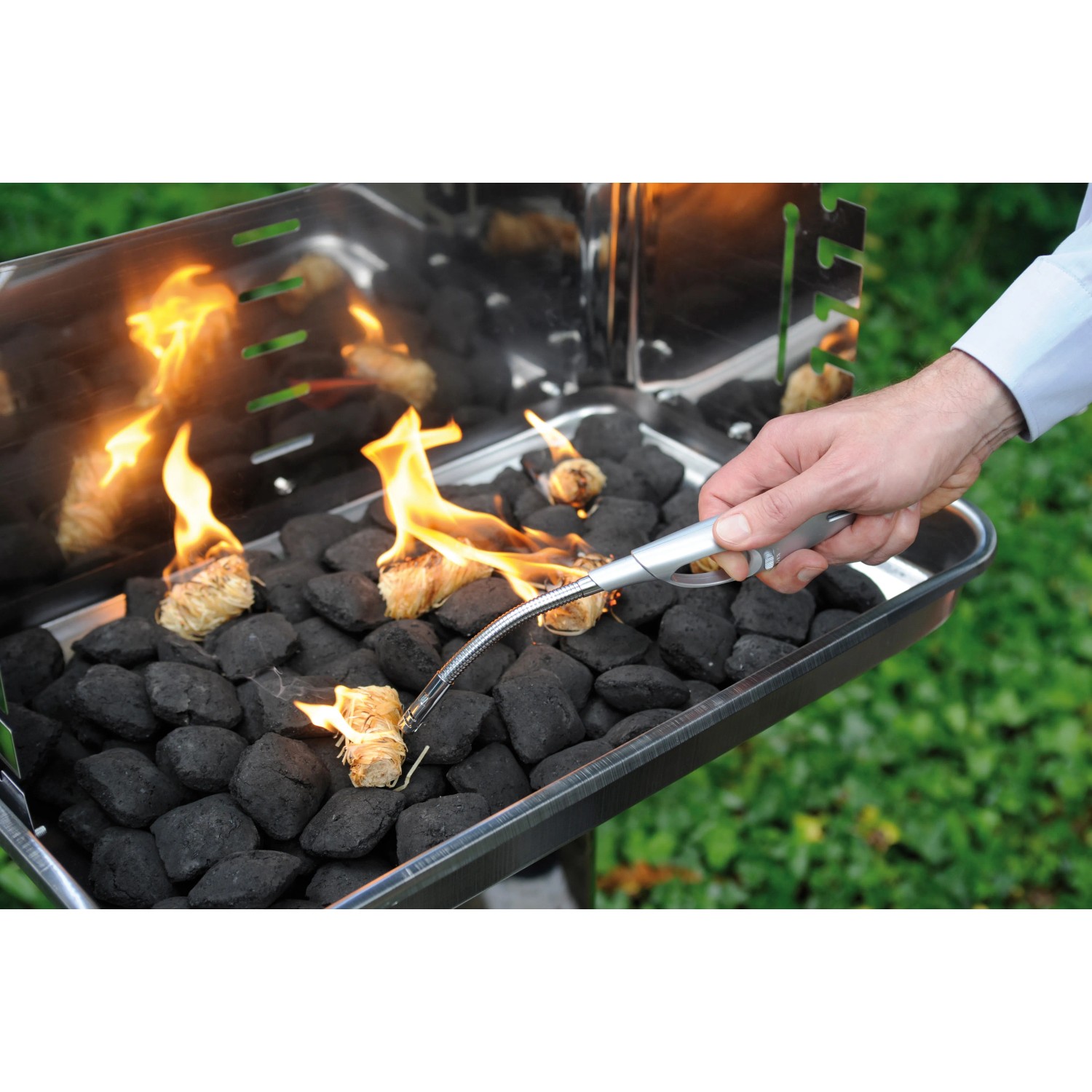 Anzünden von Grillkohle mit Flash Anzündwolle im Grill.