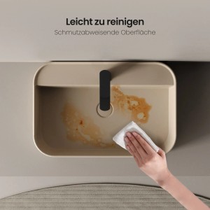 Reinigung eines mattbeigen Emke Aufsatzwaschbeckens aus Keramik mit abgerundeten Ecken.