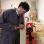Mann arbeitet mit der Einhell Drechselbank TC-WW 1000/1 an einem Werkstück aus Holz.