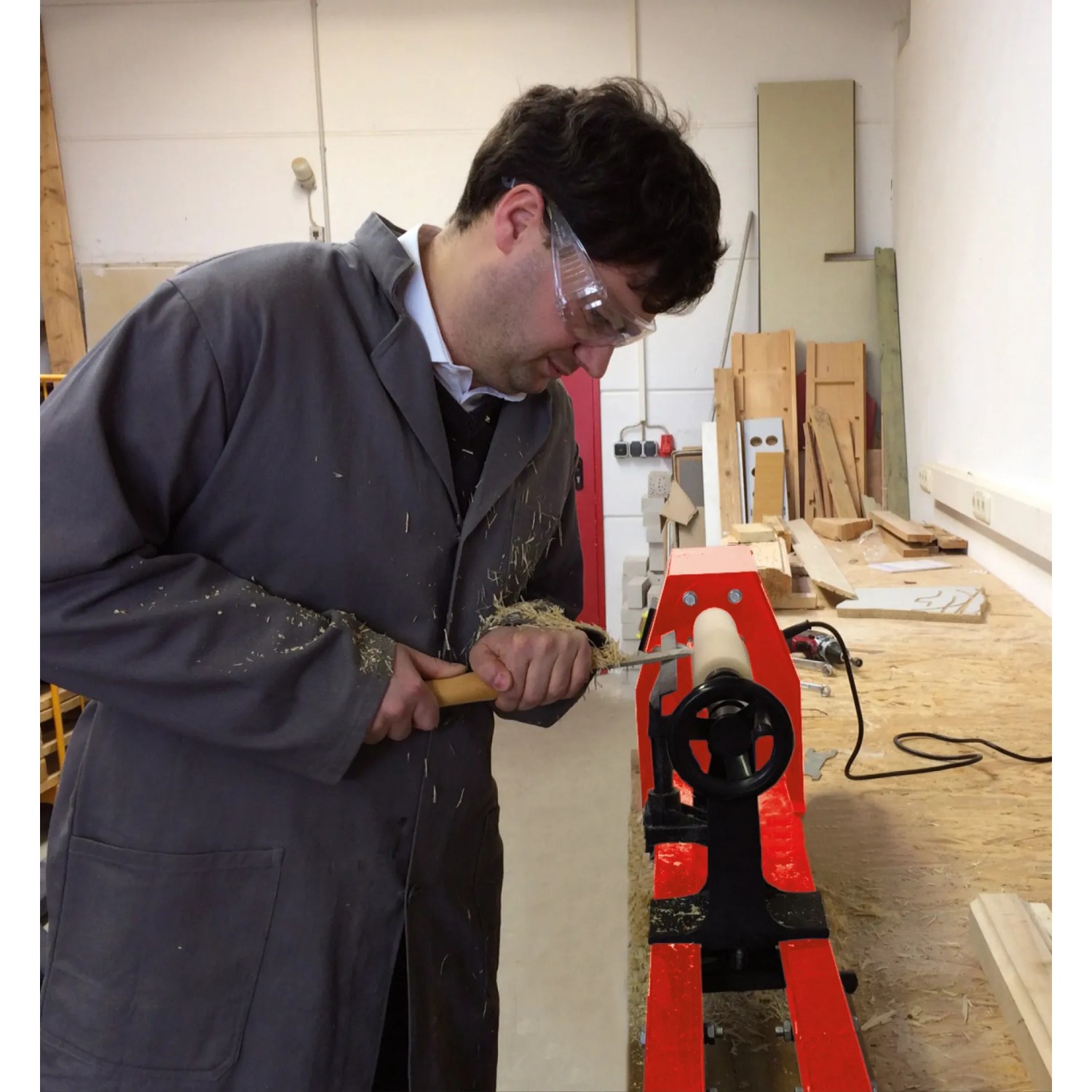 Mann arbeitet mit der Einhell Drechselbank TC-WW 1000/1 an einem Werkstück aus Holz.