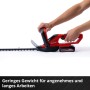 Einhell Akku-Heckenschere GC-CH 1855/1 Li Solo in Nutzung, rot/schwarz. Heckenschneiden leicht gemacht.