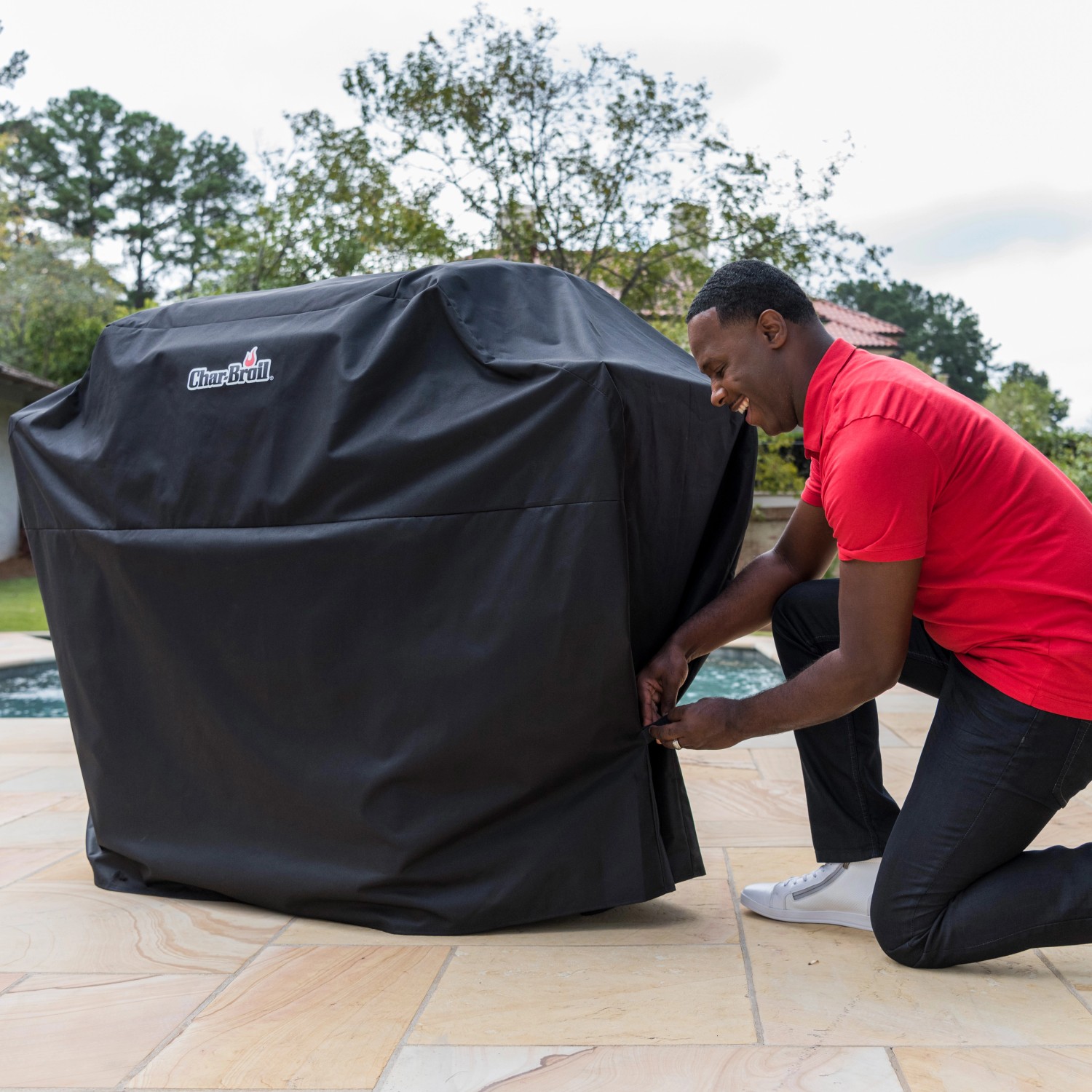 Schwarze Char-Broil Grillabdeckung für 3-4 Brenner Gasgrills im Einsatz.