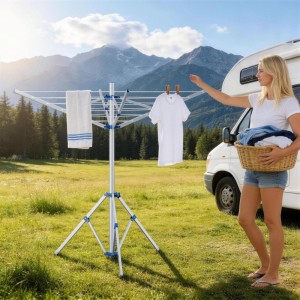 Klappbare Aluminium Camping Wäschespinne mit Wäsche. Frau hängt Kleidung vor Wohnwagen und Bergen auf. Mobil & stabil.
