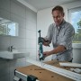 Mann benutzt wolfcraft Kartuschenpresse MG 600 Pro für Dichtarbeiten im Bad.