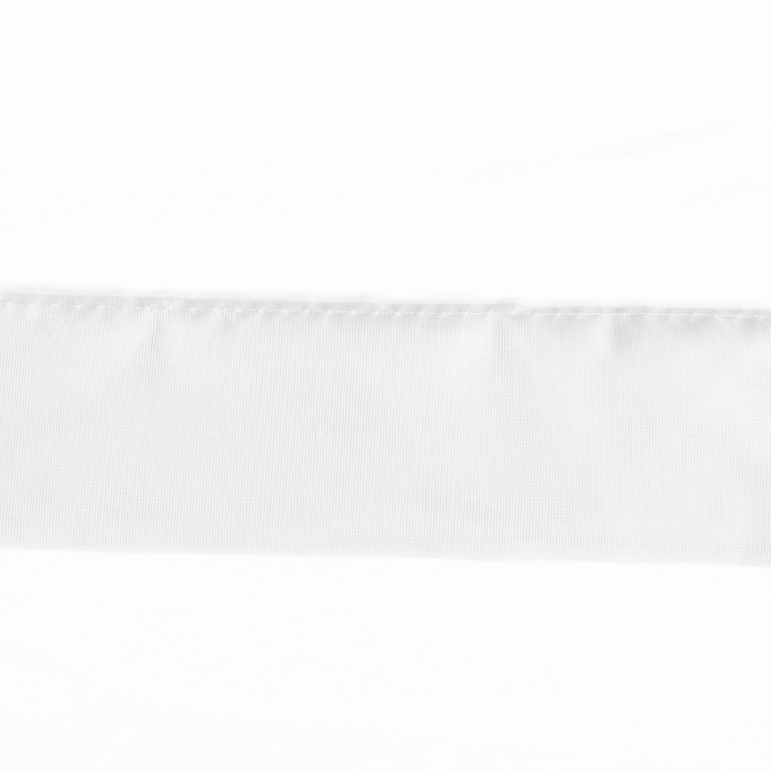 Detailaufnahme der weißen Bestlivings Sky Gardine mit Raffoptik und Schlaufenaufhängung.