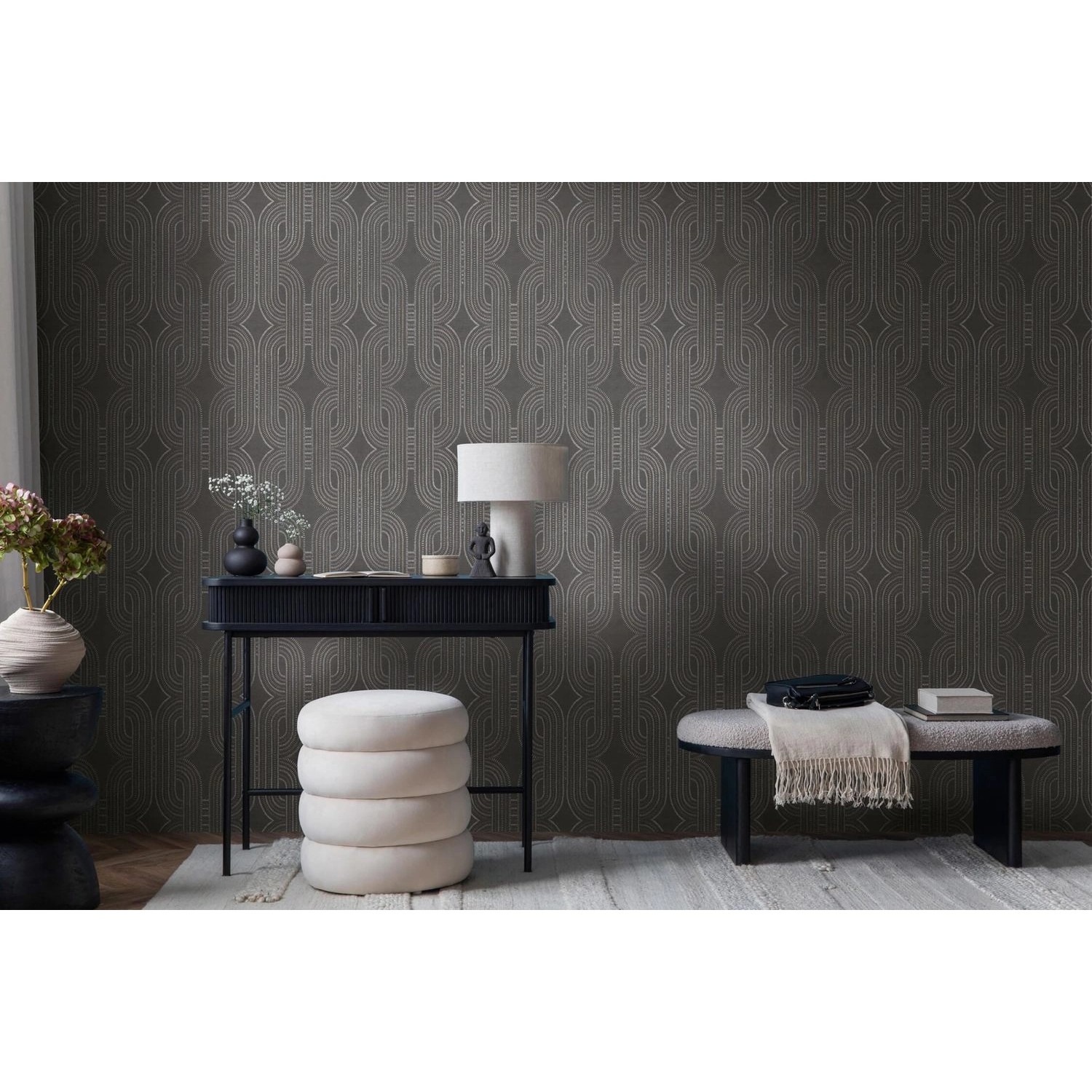 PROFHOME Retro Tapete in Anthrazit/Silber/Grau mit grafischem Muster im Raum.