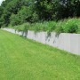 Graue Diephaus L-Steine unbewehrt als Beetbegrenzung im Garten.