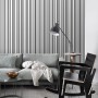 ESTAhome Tapete Feine Streifen Schwarz/Weiß im Raum mit Sofa und Sessel.