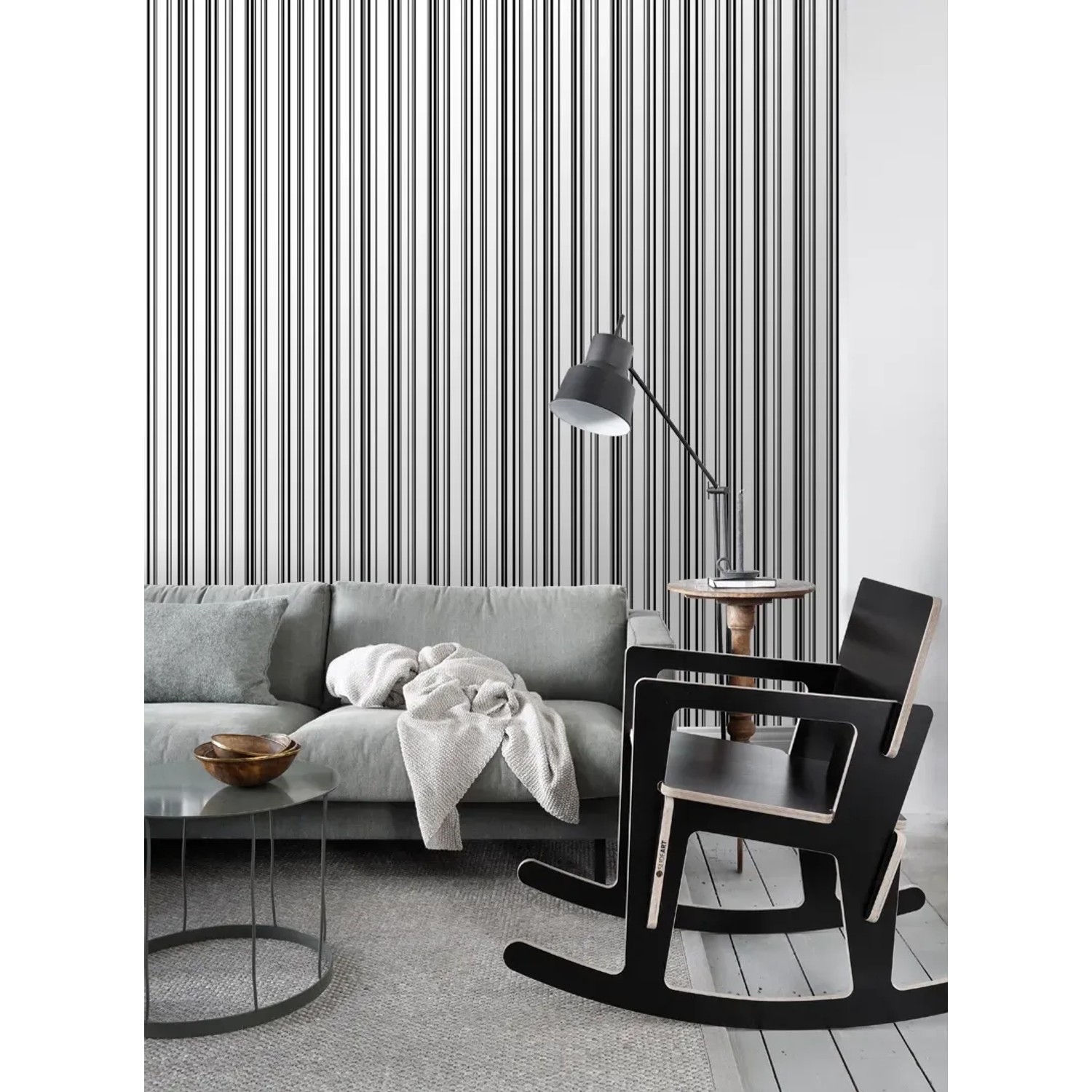 ESTAhome Tapete Feine Streifen Schwarz/Weiß im Raum mit Sofa und Sessel.