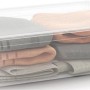Transparente KIS Aufbewahrungsbox C L mit Deckel und 4 Rollen, gefüllt mit Textilien.